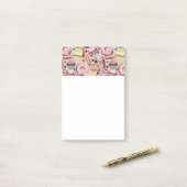 Zoete lekkernijen op roze post-it® notes (Op bureau)