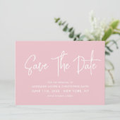 Zoete Licht Roze Kalligrafie Scannable QR-Code Save The Date (Staand voorkant)
