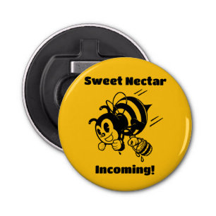 Zoete nectar komt binnen! Busy Bee Buckets Cartoon Button Flesopener