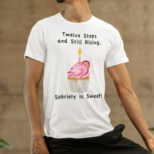 Zoete Nuchterheid: Cupcake met Kaars, Herstelmunt T-shirt
