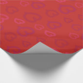 Zoete roze hartenpatroon op aangepaste kleur cadeaupapier (Hoek)