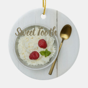 Zoete-tand rijstpudding met frambozen dessert keramisch ornament
