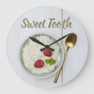 Zoete tandrijstpudding met frambozen dessert grote klok