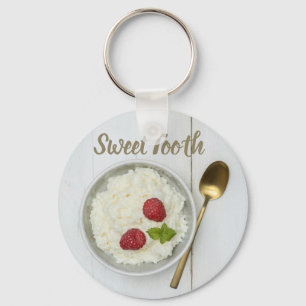 Zoete tandrijstpudding met frambozen dessert sleutelhanger