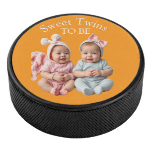 Zoete tweeling in gecoördineerde pastels hockey puck