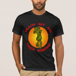 Zombie reikt uit en raakt iemand aan t-shirt