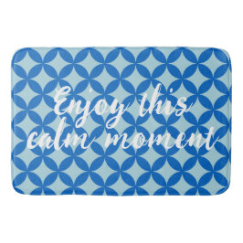 Zomer tegel met azuurblauwe cirkels op baby blauw badmat
