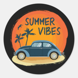 Zomer vibe met retro auto op het strand ronde sticker
