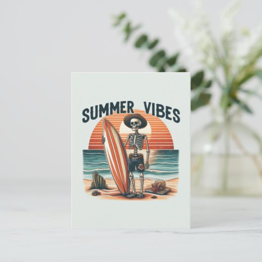 Zomer Vibes Skeleton Surfer Sunset Beach Design Feestdagenkaart (Staand voorkant)