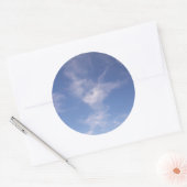 Zomerhemel met milde wolken ronde sticker (Envelop)