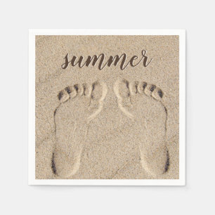 Zomfvoetafdrukken in zand servet