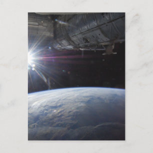Zon boven de horizon van de aarde briefkaart