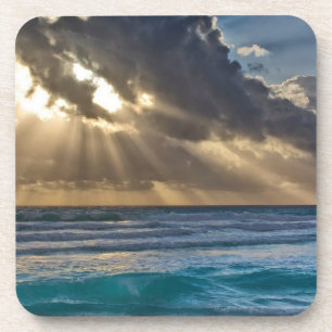 Zon die door wolken boven zee breekt bier onderzetter