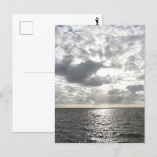 Zon die door wolken schijnt briefkaart