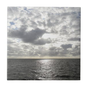 Zon die door wolken schijnt tegeltje