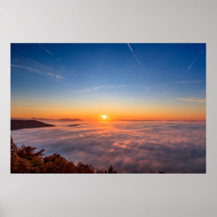 Zon die 's ochtends boven wolken piept poster