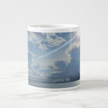 Zon en wolken boven water en stad Specialty Mok