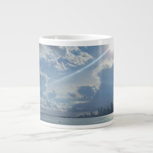 Zon en wolken boven water en stad Specialty Mok (Voorkant)