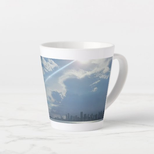 Zon en wolken over water en City Latte Mok (Rechterhoek)