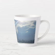 Zon en wolken over water en City Latte Mok