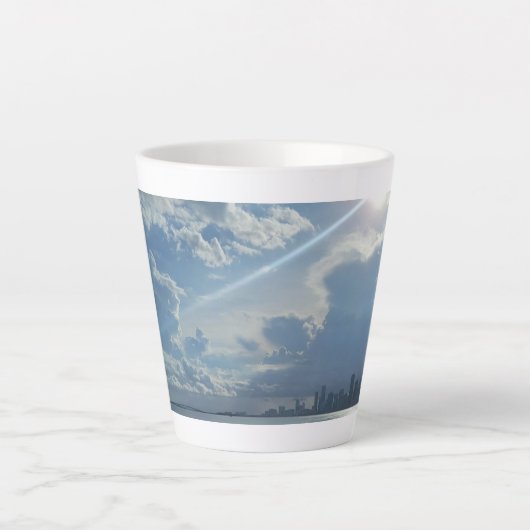 Zon en wolken over water en City Latte Mok (Voorkant)