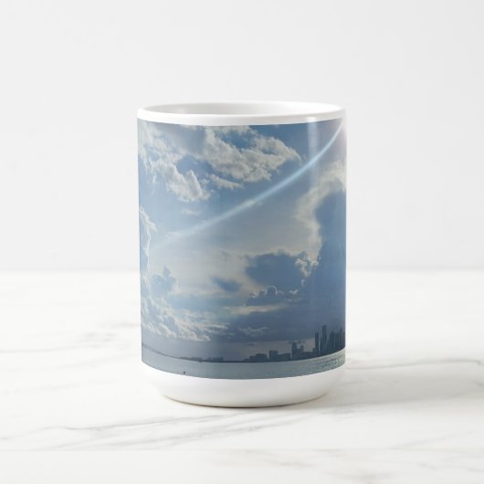 Zon en Wolken Over Water en Stad Koffie Mok (Center)