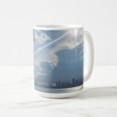 Zon en Wolken Over Water en Stad Koffie Mok (Voorkant rechts)