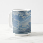 Zon en Wolken Over Water en Stad Koffie Mok (Voorkant links)