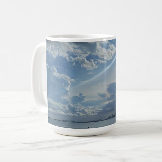 Zon en Wolken Over Water en Stad Koffie Mok (Voorkant links)