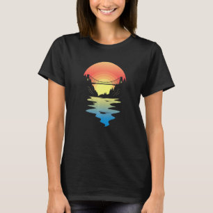 Zon op een rivier met brug die een Canyon verbindt T-shirt