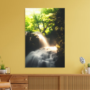 Zon schijnt op een magische waterval canvas afdruk