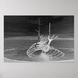 Zon Voyager Beeldhouwwerk, IJsland, Omgekeerde Z/W Poster