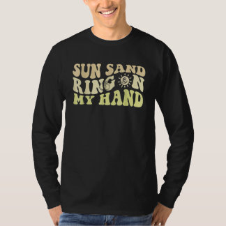 Zon Zand Ring Aan Mijn Hand Groovy Meidenavakantie T-shirt
