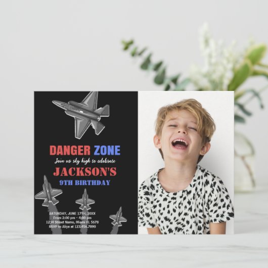 Zone de danger Avion de chasse Invitations d'anniv (Debout devant)