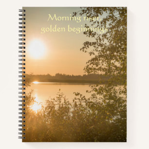 Zonlicht dat als goud over het bos natuur stroomt notitieboek