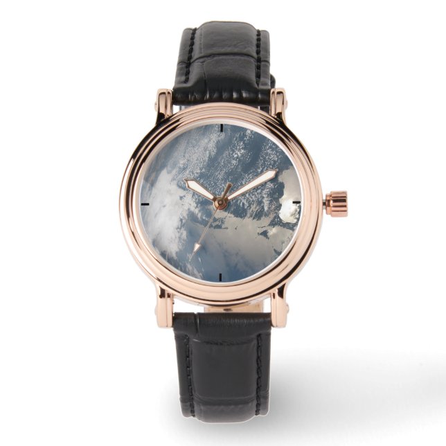 Zonlicht op het water van de aarde. horloge (Voorkant)