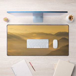 Zonlicht schijnt in de ochtend mist bureaumat