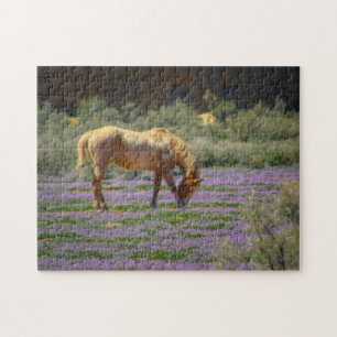 zonnebaden in een bloemveld legpuzzel