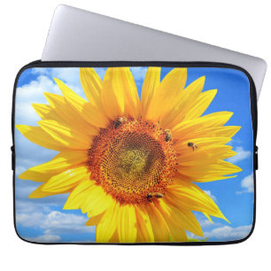 Zonnebloem en bijen in een blauw-hemellaptophoes laptop sleeve