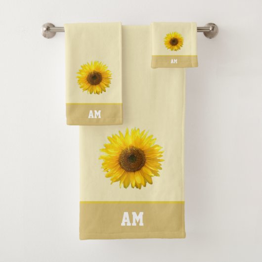 Zonnebloem en monogram op lichtbeige bad handdoek (Insitu)
