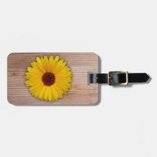 Zonnebloem goudsbloem op rustieke houten planken bagagelabel