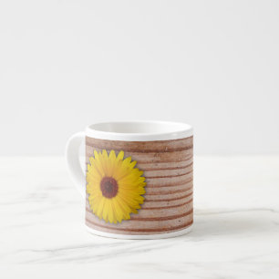 Zonnebloem goudsbloem op rustieke houten planken espresso kop