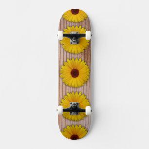 Zonnebloem goudsbloem op rustieke houten planken skateboard