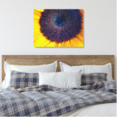 Zonnebloem met Blauw Centrum Close-up Canvas Art (Insitu (Slaapkamer))