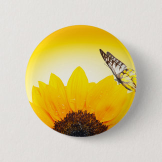 Zonnebloem met vlinder ronde button 5,7 cm