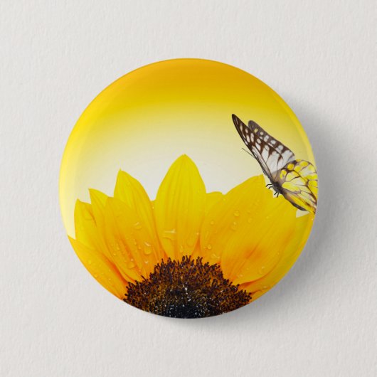Zonnebloem met vlinder ronde button 5,7 cm (Voorkant)