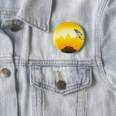 Zonnebloem met vlinder ronde button 5,7 cm (In situ)