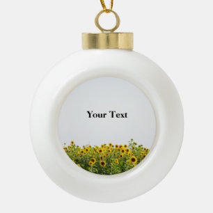 Zonnebloemen in een veld keramische bal ornament