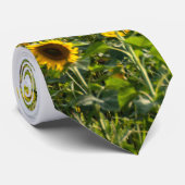 Zonnebloemen in een veld stropdas (Opgerold)