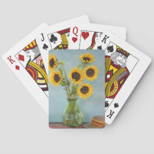 Zonnebloemen in vaas op tafel pokerkaarten